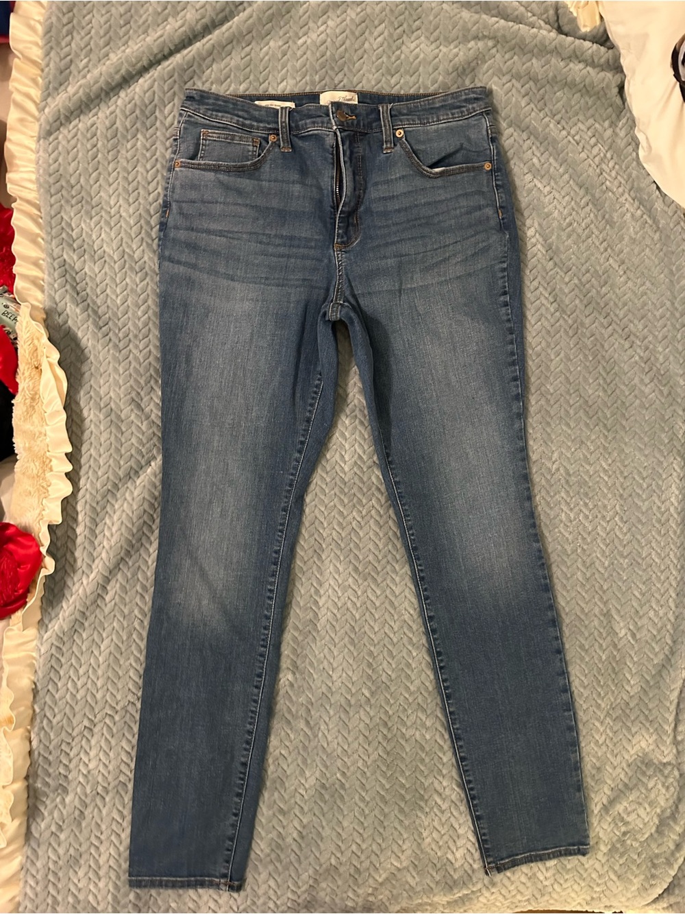 Universal Thread Women's Medium Blue Skinny Jeans